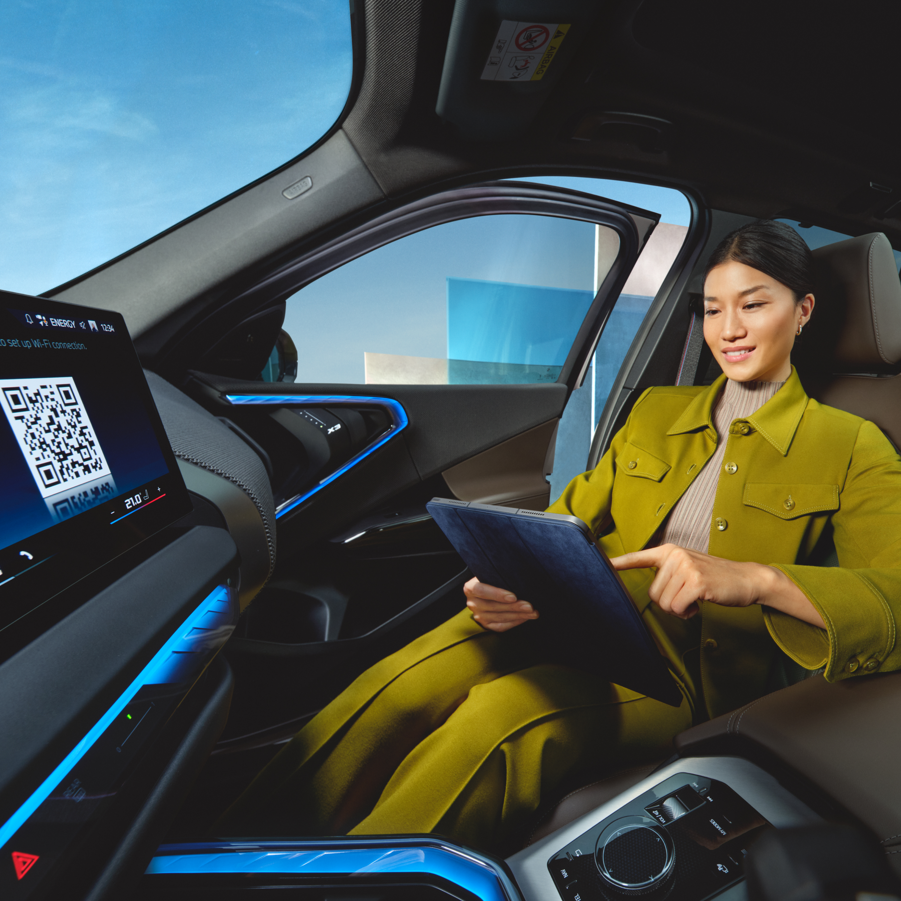 Човек използва таблет в BMW