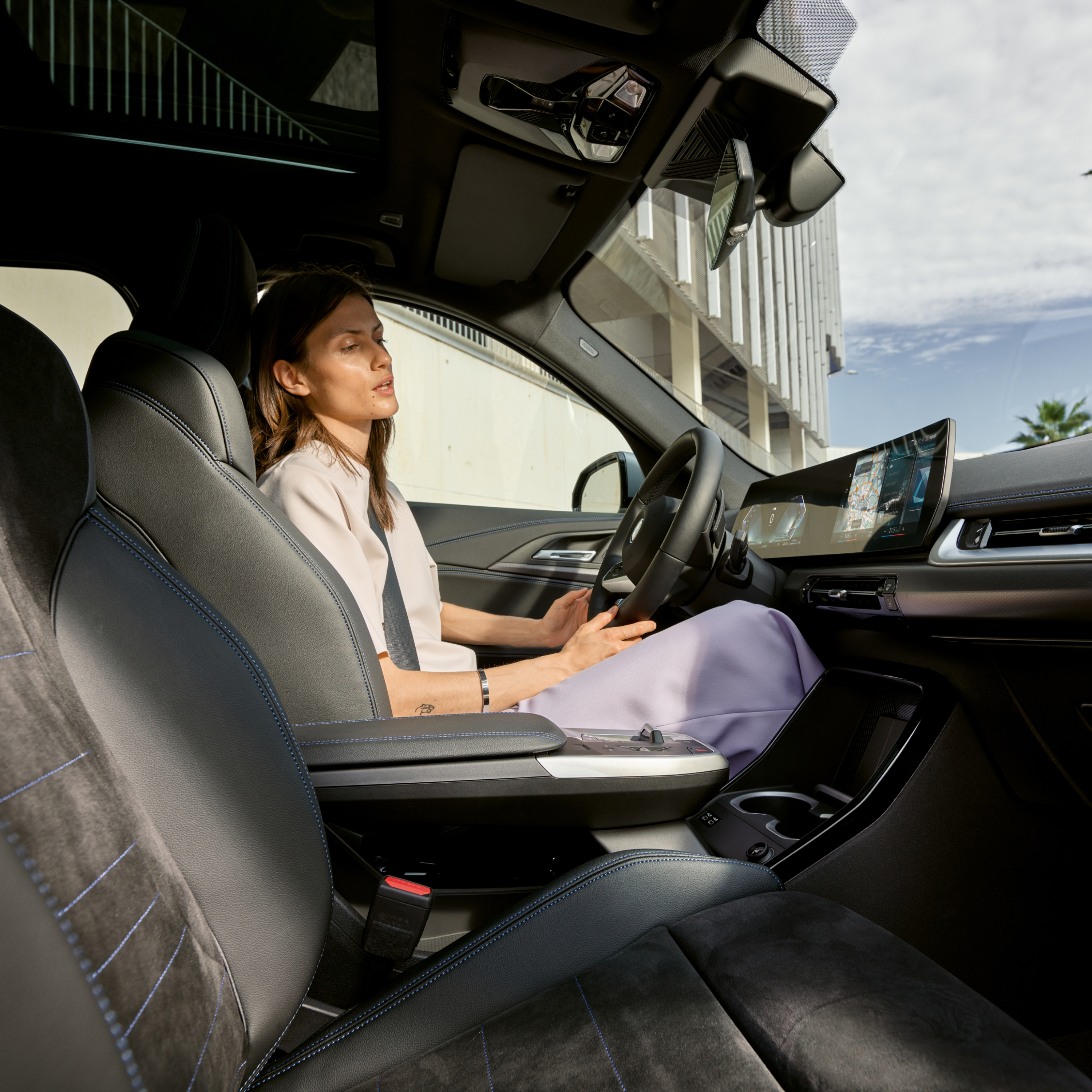Човек, който гледа контролния дисплей в BMW