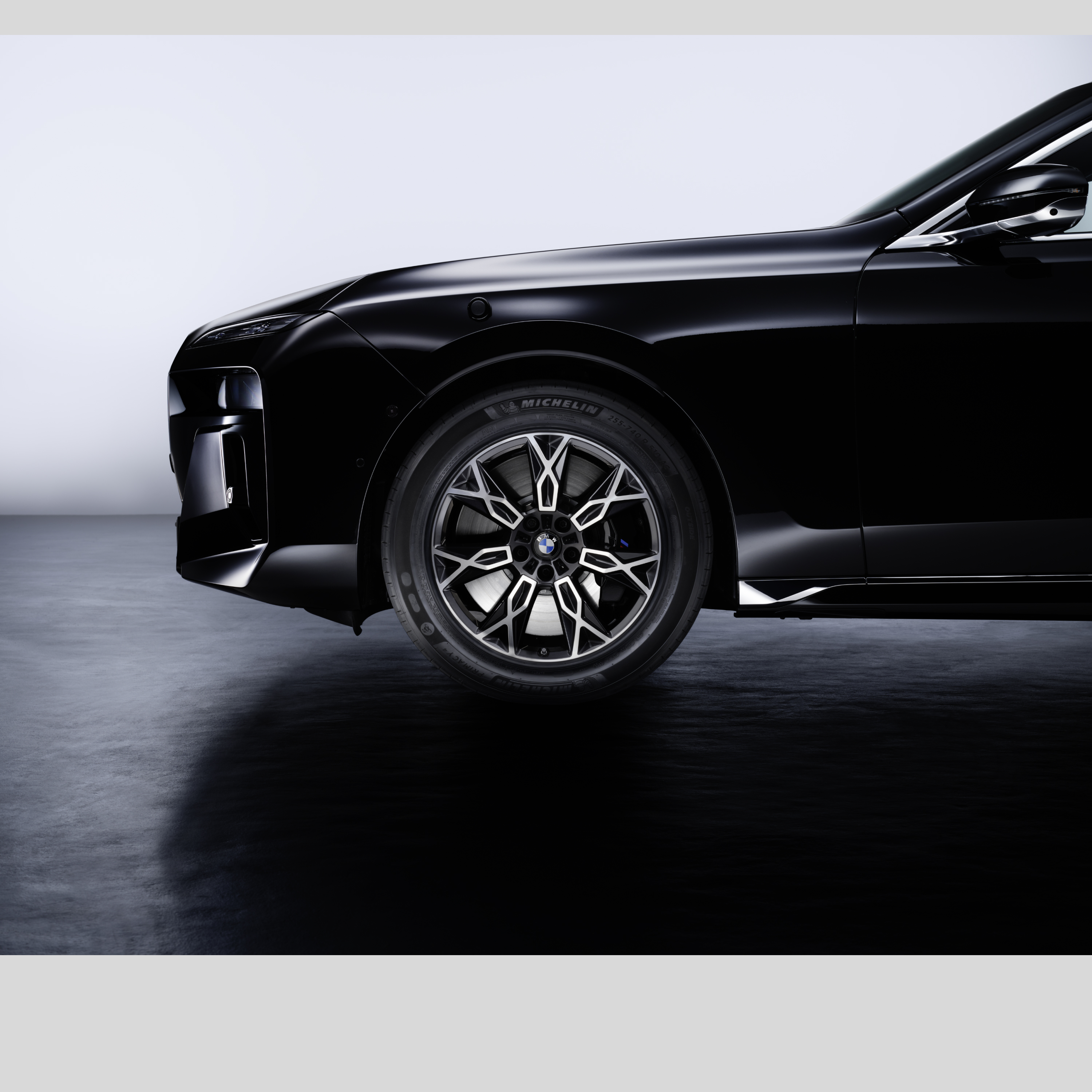 Предно колело на BMW с гуми в детайли
