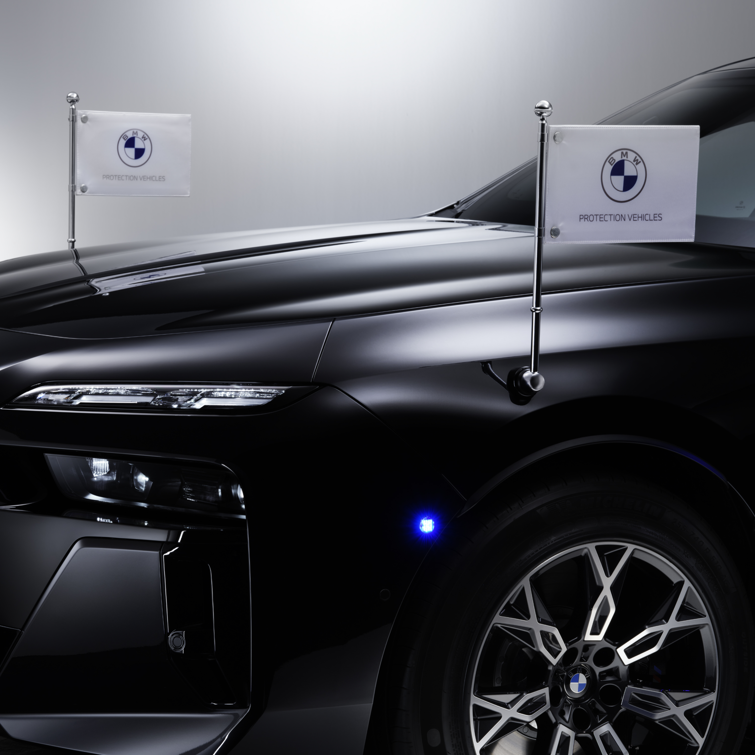 Детайлен изглед на BMW с два стандартни държача за флаг
