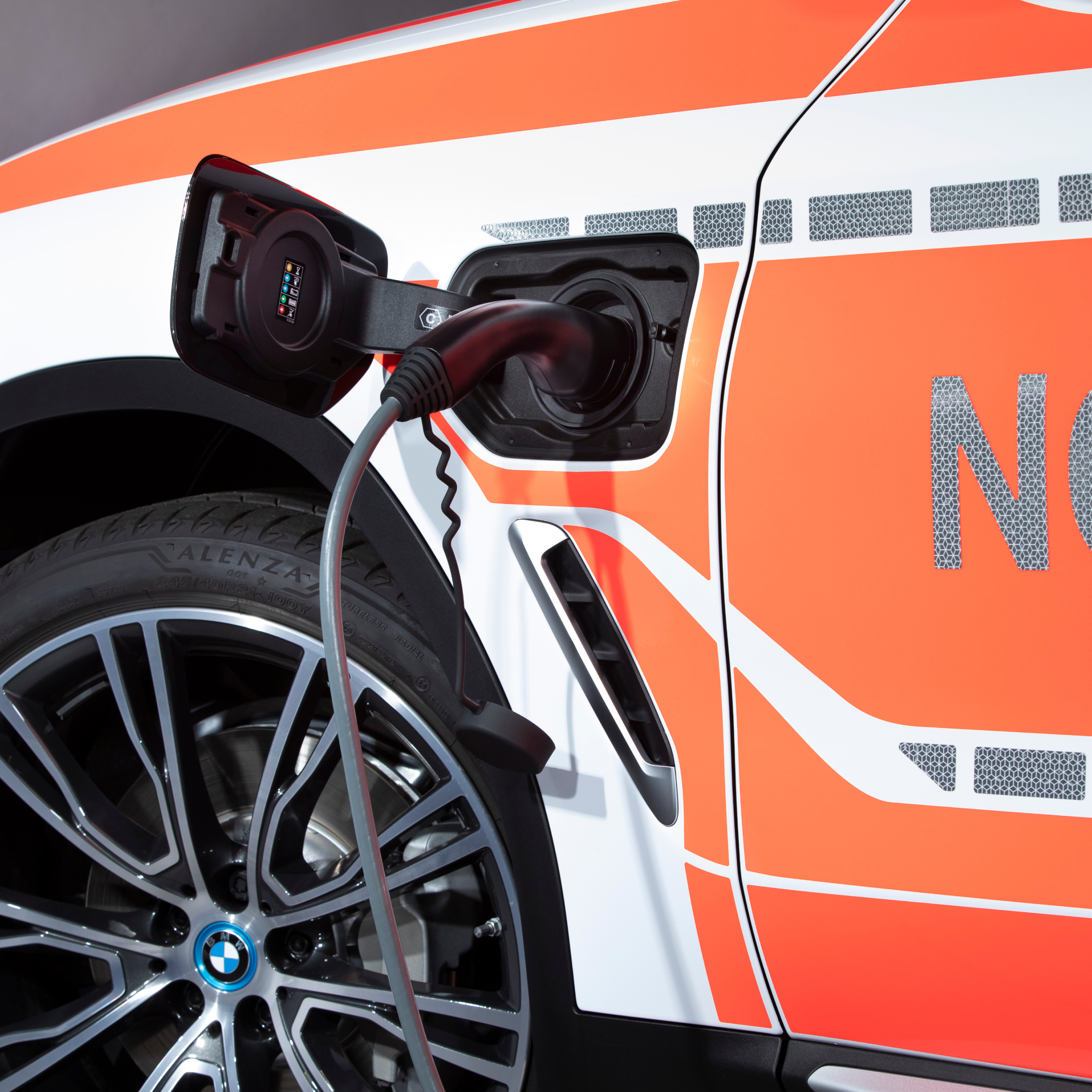 Зарежда се Plug-in хибридно специализирано превозно средство на BMW Детайли за кабела за зареждане
