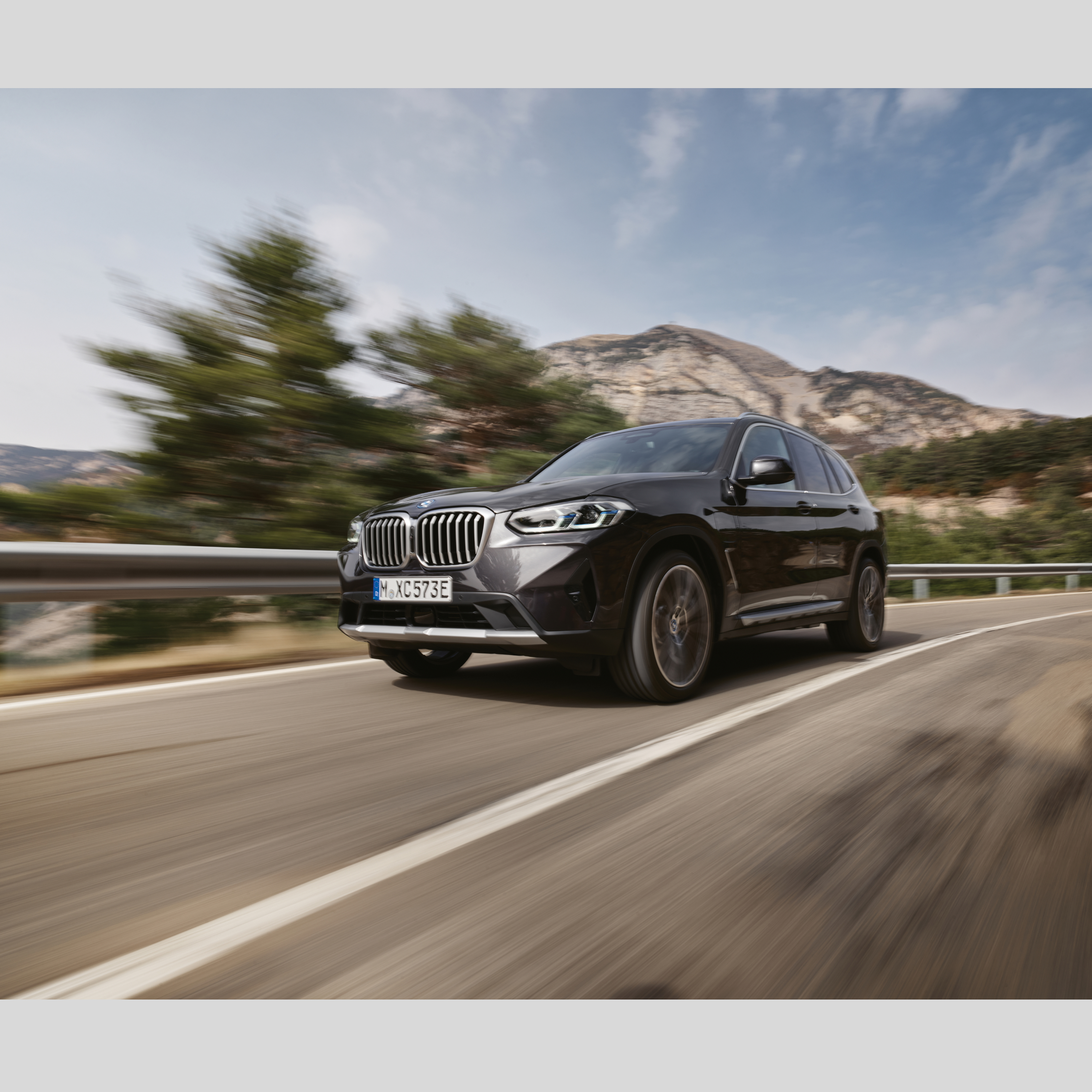 Специализирано превозно средство BMW се движи по пътя