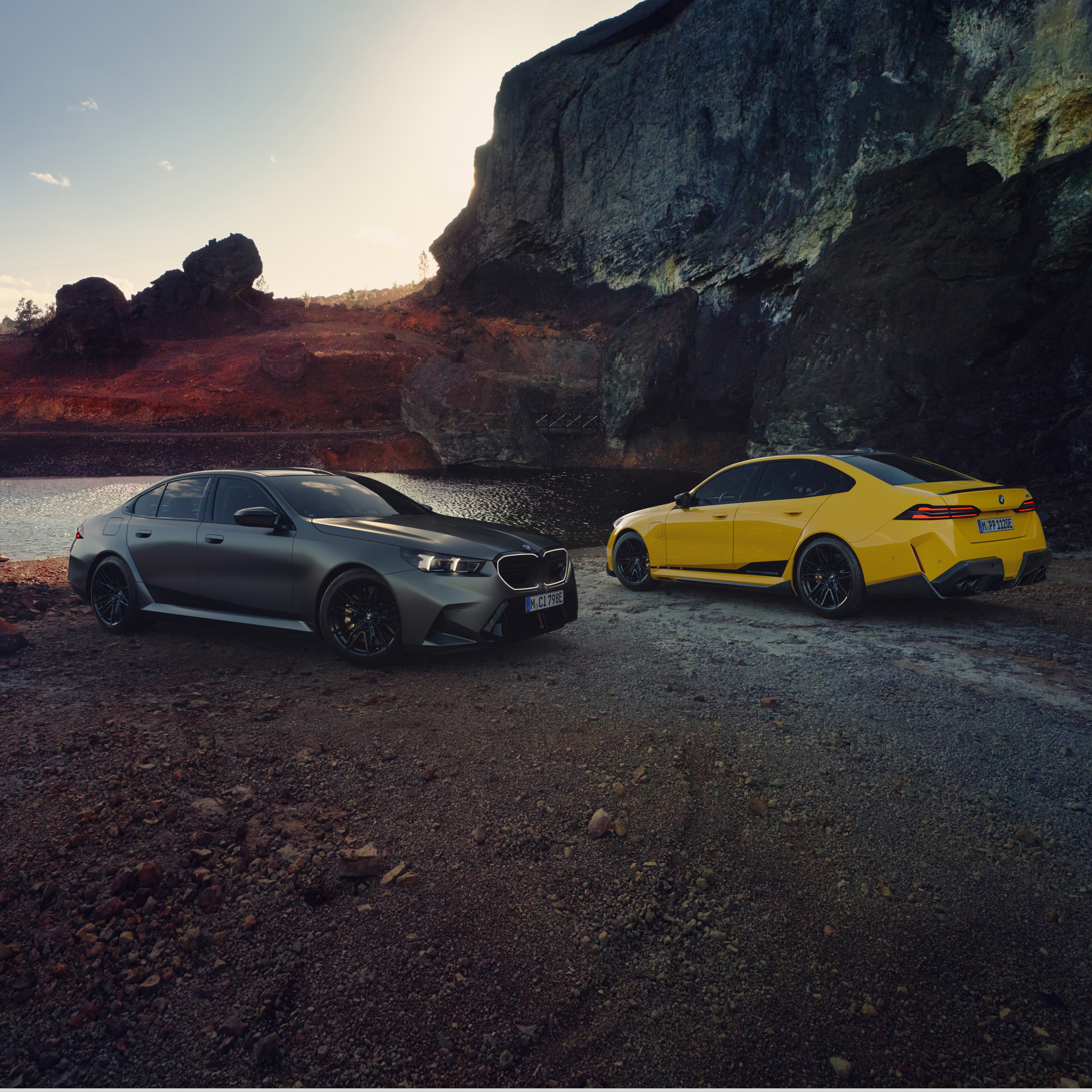 Две BMW 5 Series стоят на плажа пред скална стена