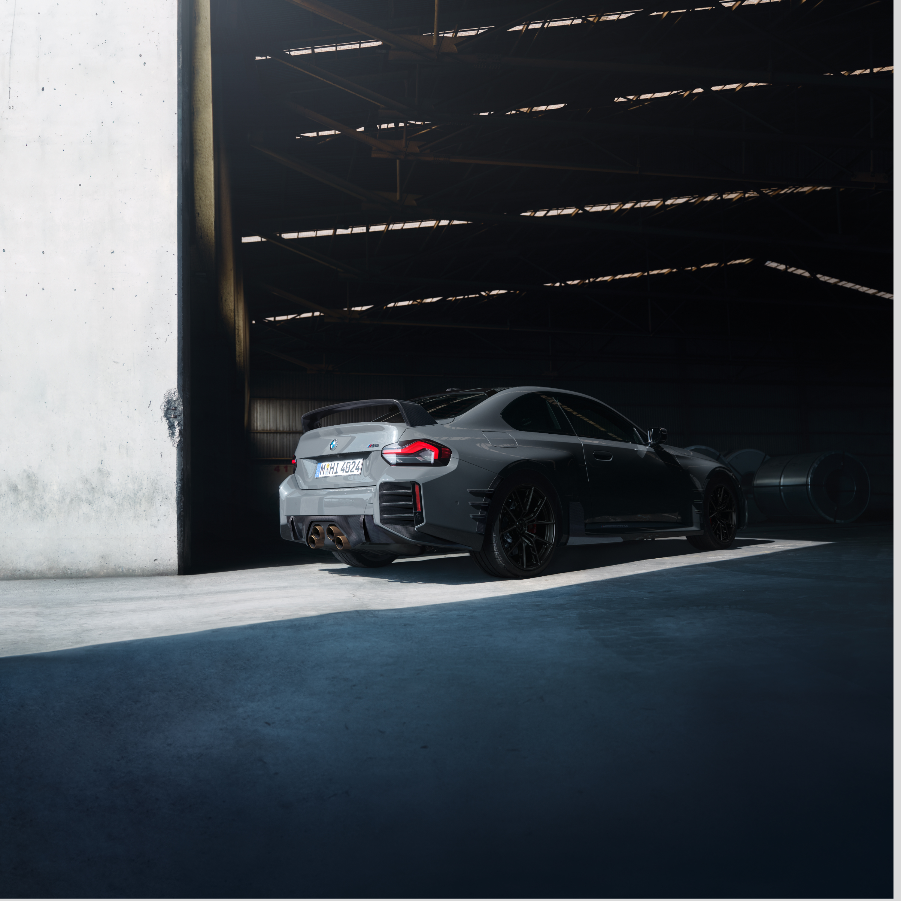 BMW стои пред портата на голяма зала