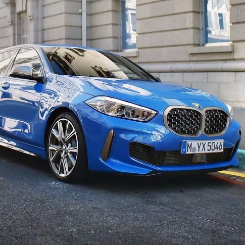 BMW Серия 1, три четвърти изглед отпред, паркирано на улицата. BMW Серия 1 в цвят Misano Blue metallic, три четвърти изглед отпред, паркирано на улицата.