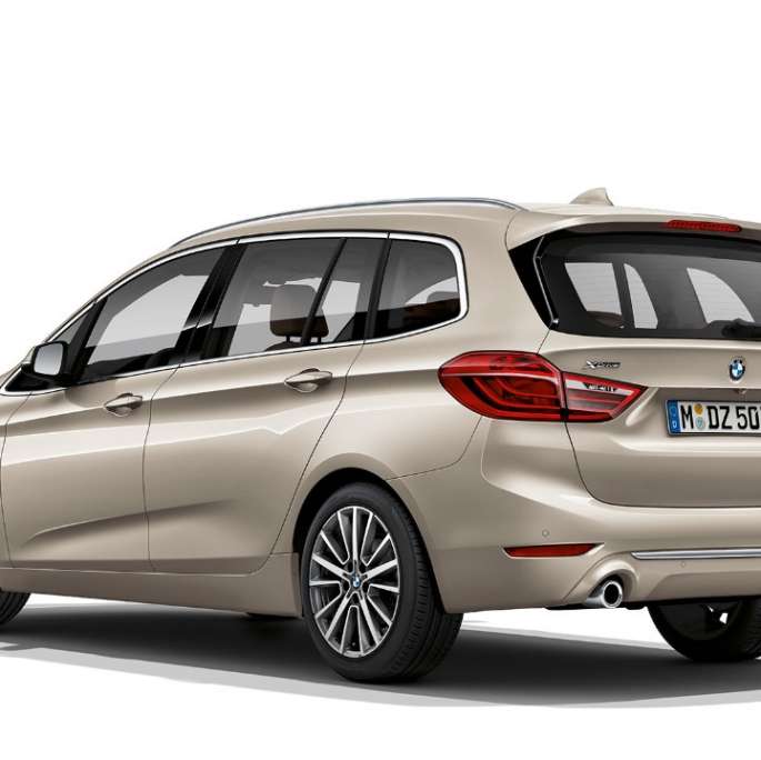 BMW Серия 2 Гран Турър 218d xDrive Модел Luxury Line F46 фейслифт 2018 Jucaro Beige metallic три четвърти изглед отзад 