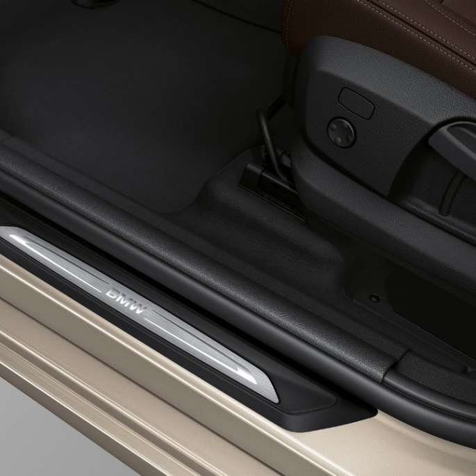 Лайстни на праговете BMW Серия 2 Гран Турър 218d xDrive Модел Luxury Line F46 2018 Jucaro Beige metallic снимка отблизо 