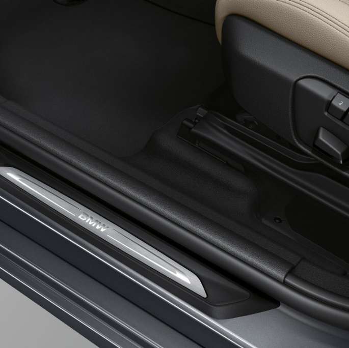 Лайстни на праговете BMW Серия 2 Гран Турър 220d Модел Sport Line F46 2018 Mineral Grey metallic снимка отблизо
