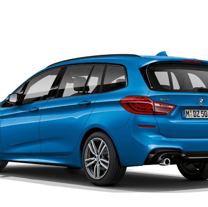 BMW Серия 2 Гран Турър 220d xDrive Модел M Sport F46 Estoril Blue metallic три четвърти изглед отзад 