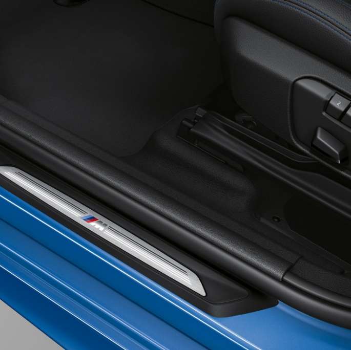 Лайстни на праговете BMW Серия 2 Гран Турър 220d xDrive Модел M Sport F46 Estoril Blue metallic снимка отблизо 