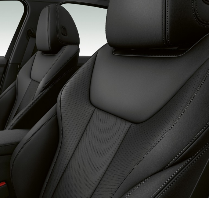 BMW Серия 3 Седан, предни седалки на Модел Sport Line. Странична снимка отблизо на предните седалки на BMW Серия 3 Седан с оборудване Модел Sport Line.