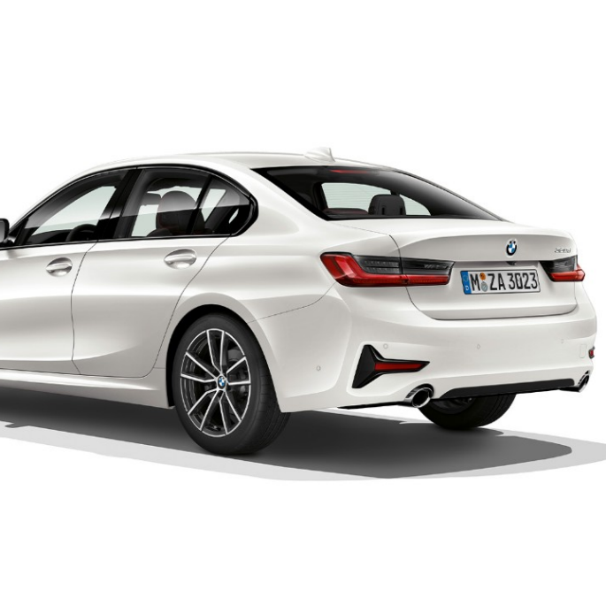 BMW Серия 3 Седан, Модел Sport Line, отзад. Три четвърти снимка отзад на BMW Серия 3 Седан с оборудване Модел Sport Line.