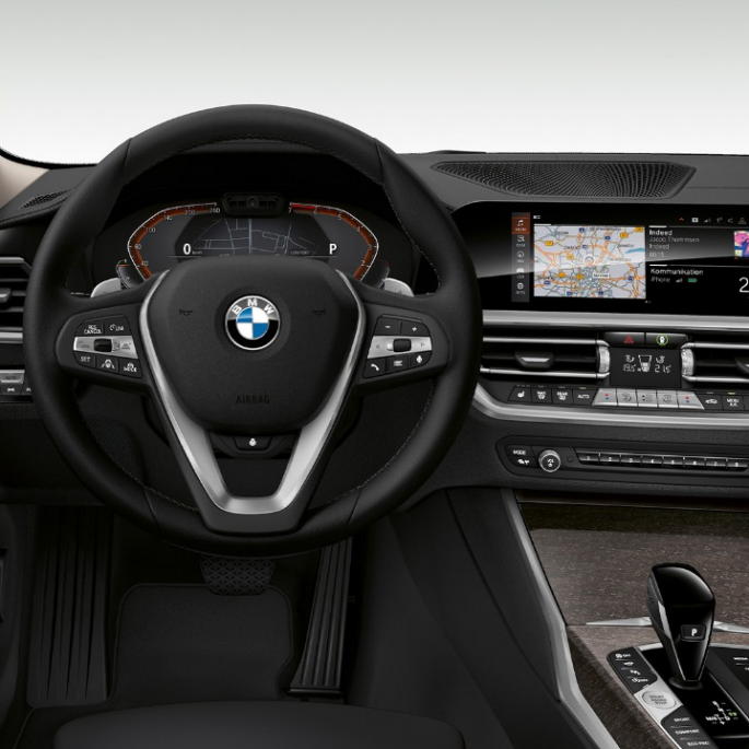 BMW Серия 3 Седан, Модел Luxury Line, кокпит. Фронтална снимка отблизо на кокпита от страната на водача на BMW Серия 3 Седан с оборудване Модел Luxury Line.