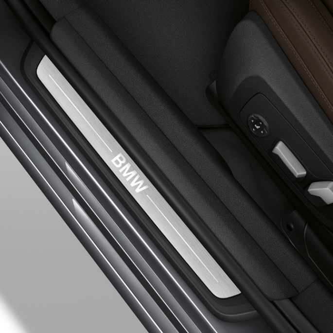 BMW Серия 3 Седан, Модел Luxury Line, лайстна на прага. Изглед отгоре на лайстната на прага на BMW Серия 3 Седан с оборудване Модел Luxury Line.
