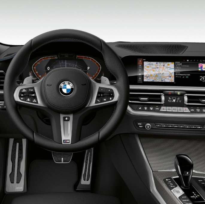BMW Серия 3 Седан, Модел M Sport, кокпит. Фронтална снимка отблизо на кокпита от страната на водача на BMW Серия 3 Седан с оборудване Модел M Sport.