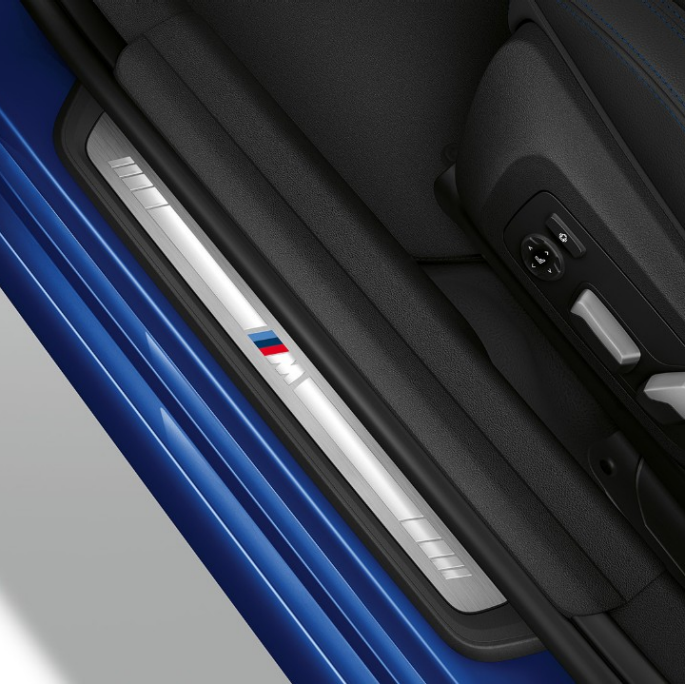BMW Серия 3 Седан, Модел M Sport, лайстна на прага. Изглед отгоре на лайстната на прага на BMW Серия 3 Седан с оборудване Модел M Sport.