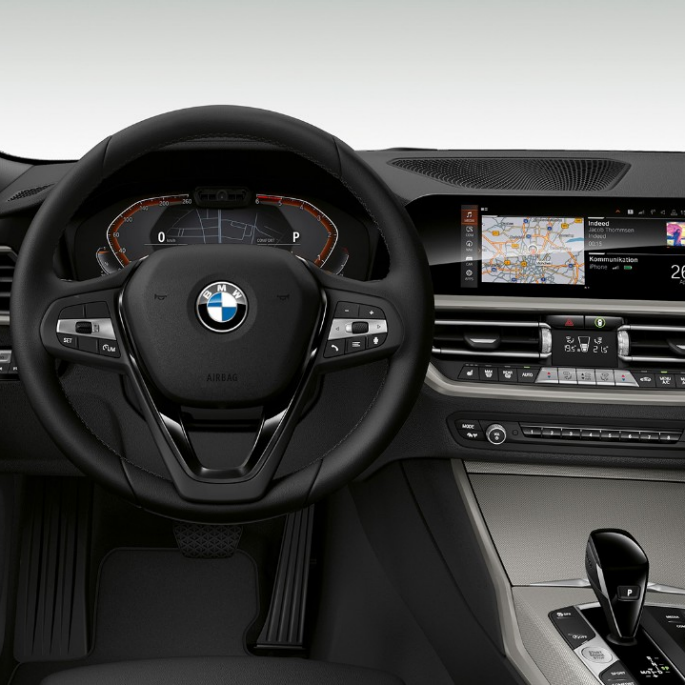 BMW Серия 3 Седан, Модел Advantage кокпит. Фронтална снимка отблизо на кокпита от страната на водача на BMW Серия 3 Седан с оборудване Модел Advantage.