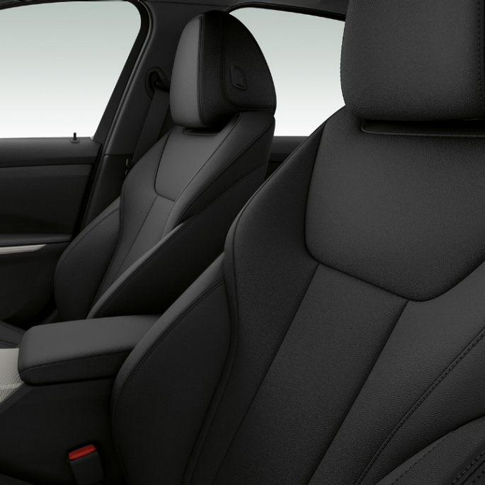 BMW Серия 3 Седан, предни седалки на Модел Advantage. Странична снимка отблизо на предните седалки на BMW Серия 3 Седан с оборудване Модел Advantage.