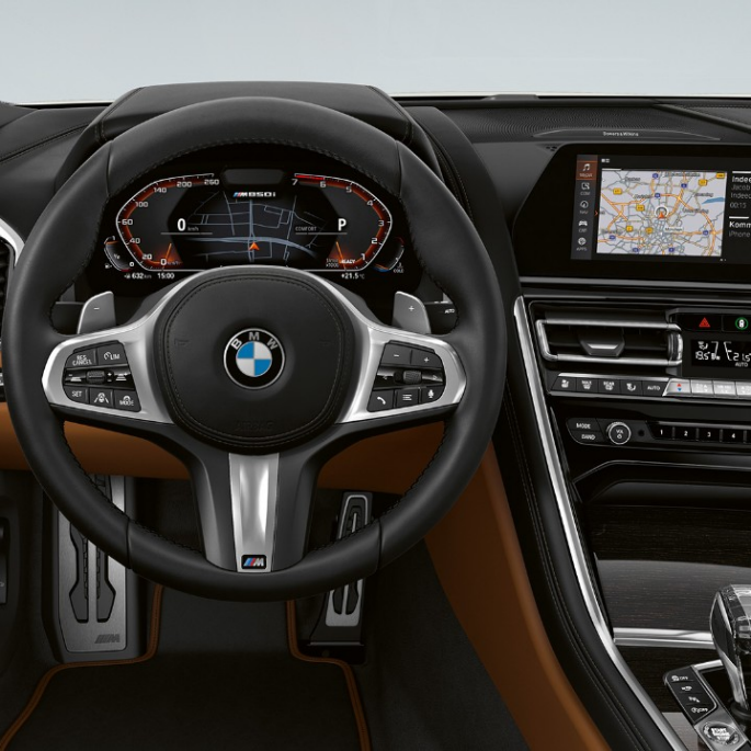 BMW M850i xDrive, Mineral White metallic, кокпит с М кожен волан BMW M850i xDrive, Mineral White metallic, кокпит с М кожен волан