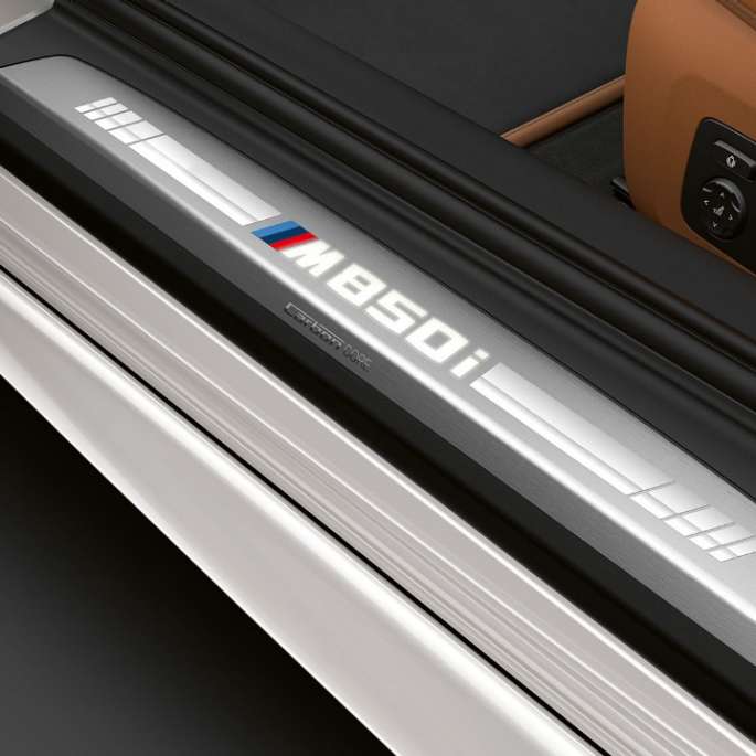 BMW M850i xDrive, Mineral White metallic, лайстна на прага BMW M850i xDrive, Mineral White metallic, лайстна на прага