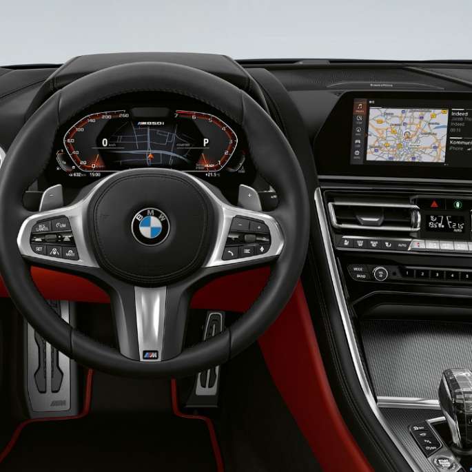 BMW M850i xDrive, Carbon Black metallic, кокпит с М кожен волан. BMW M850i xDrive, Carbon Black metallic, кокпит с М кожен волан.