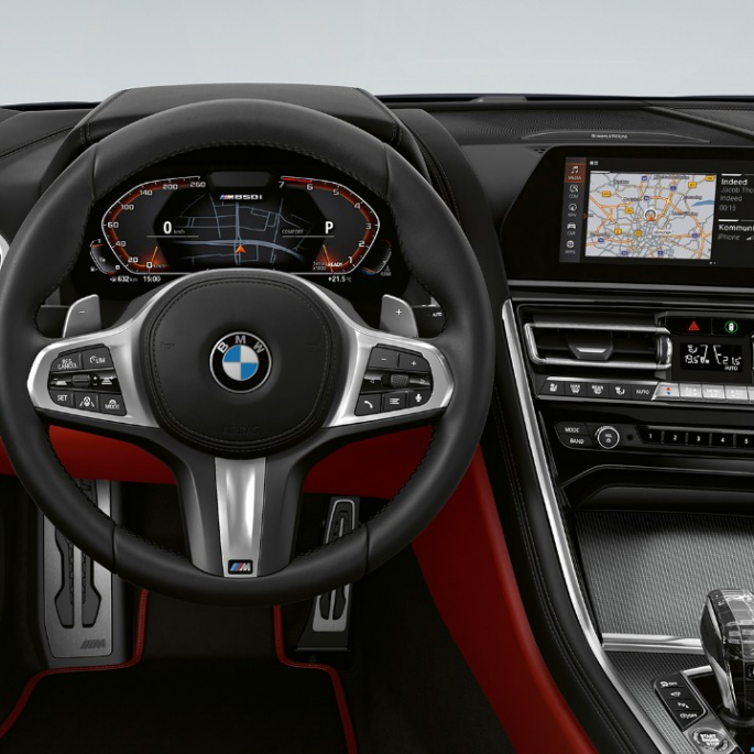 BMW M850i xDrive, Carbon Black metallic, кокпит с М кожен волан. BMW M850i xDrive, Carbon Black metallic, кокпит с М кожен волан.