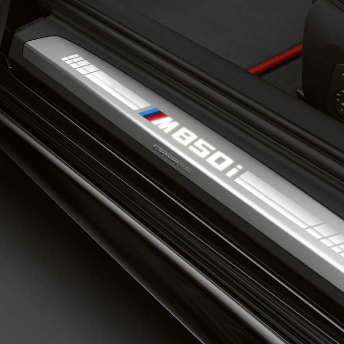 BMW M850i xDrive, Carbon Black metallic, лайстна на прага. BMW M850i xDrive, Carbon Black metallic, лайстна на прага.