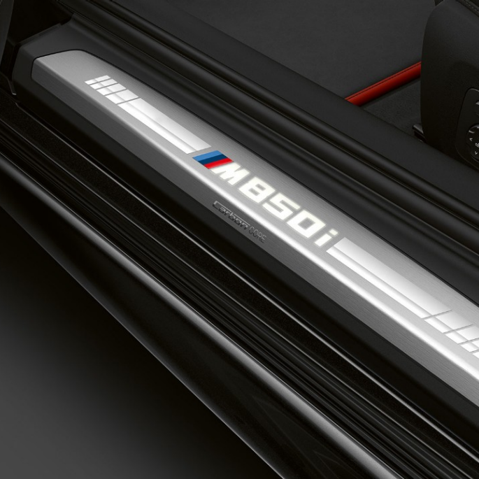 BMW M850i xDrive, Carbon Black metallic, лайстна на прага. BMW M850i xDrive, Carbon Black metallic, лайстна на прага.