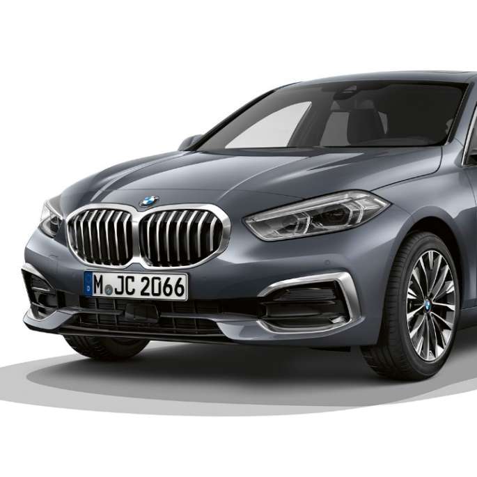 BMW Серия 1 Модел Luxury Line, три четвърти изглед отпред. BMW Серия 1 Модел Luxury Line в цвят Storm Bay metallic, студийна снимка, три четвърти изглед отпред.
