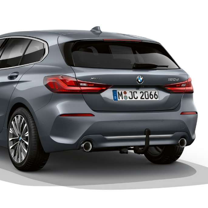 BMW Серия 1 Модел Luxury Line, три четвърти изглед отзад. BMW Серия 1 Модел Luxury Line в цвят Storm Bay metallic, студийна снимка, три четвърти изглед отзад.