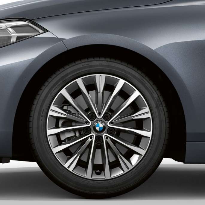 17-инчови алуминиеви джанти с тънки спици 547 BMW Серия 1 Модел Luxury Line в цвят Storm Bay metallic, изглед отстрани със 17-инчови алуминиеви джанти с тънки спици 547