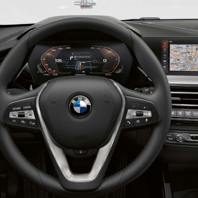 Спортен кожен волан. BMW Серия 1 Модел Luxury Line, кокпит със спортен кожен волан.