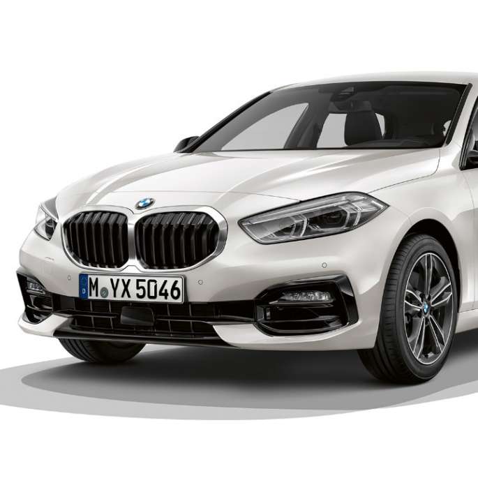 BMW Серия 1 Модел Sport Line, три четвърти изглед отпред BMW Серия 1 Модел Sport Line в цвят Mineral White metallic, студийна снимка, три четвърти изглед отпред
