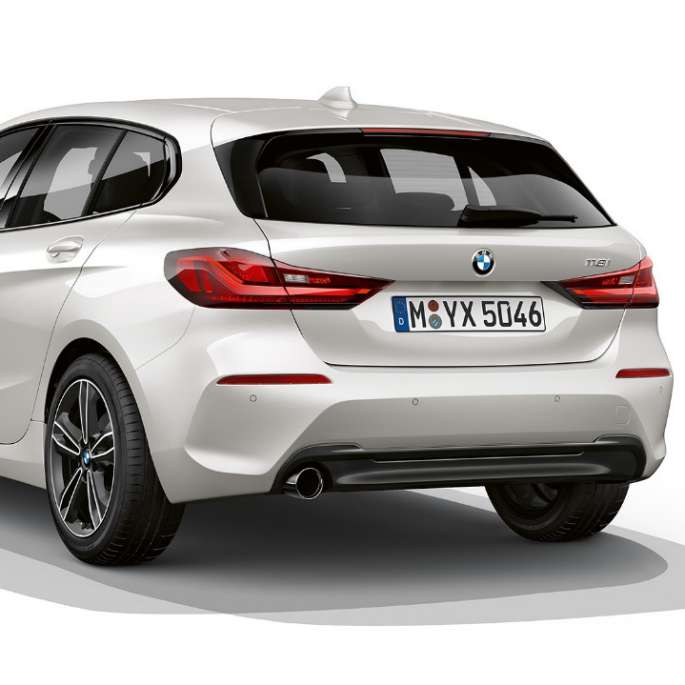 BMW Серия 1 Модел Sport Line, три четвърти изглед отзад BMW Серия 1 Модел Sport Line в цвят Mineral White metallic, студийна снимка, три четвърти изглед отзад