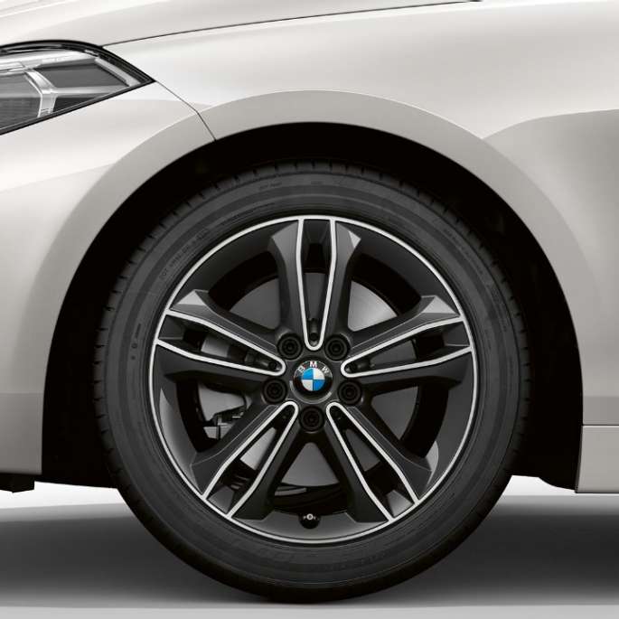 17-инчови алуминиеви джанти с двойни спици 549. BMW Серия 1 Модел Sport Line в цвят Mineral White metallic, страничен изглед отпред със 17-инчови алуминиеви джанти с двойни спици 549.