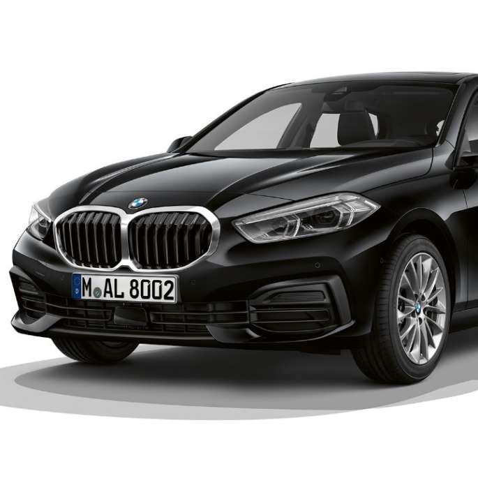 BMW Серия 1 Модел Advantage, три четвърти изглед отпред BMW Серия 1 Модел Advantage, в черен цвят, студийна снимка, три четвърти изглед отпред