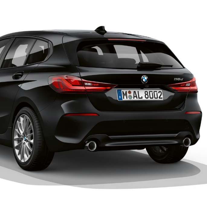 BMW Серия 1 Модел Advantage, три четвърти изглед отзад. BMW Серия 1 Модел Advantage, в черен цвят, студийна снимка, три четвърти изглед отзад.
