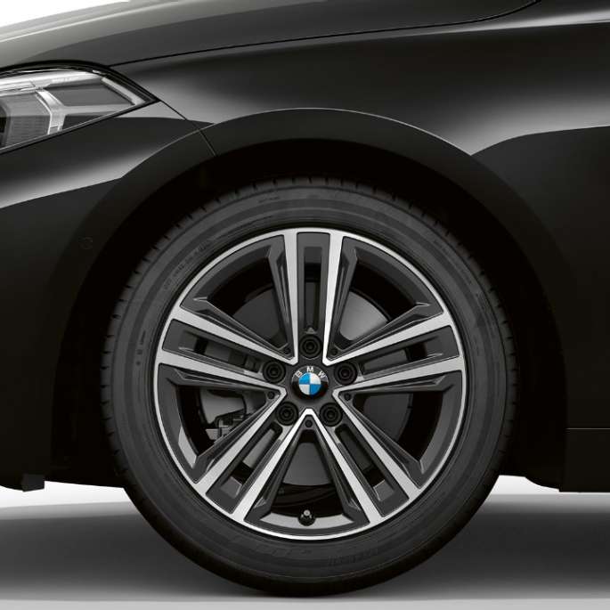 16-инчови алуминиеви джанти със звездовидни спици 517. BMW Серия 1 Модел Advantage, в черен цвят, страничен иглед отпред с 16-инчови алуминиеви джанти със звездовидни спици 517.