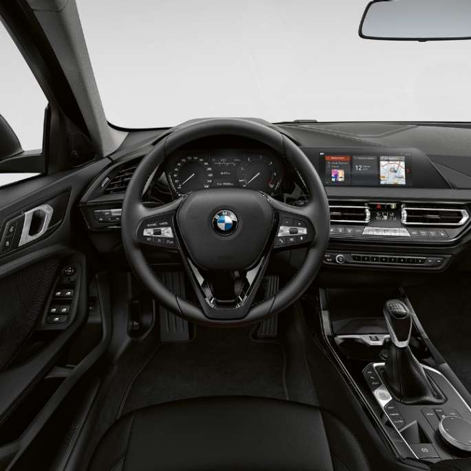 Кожен волан. BMW Серия 1 Модел Advantage, кокпит с кожен волан.