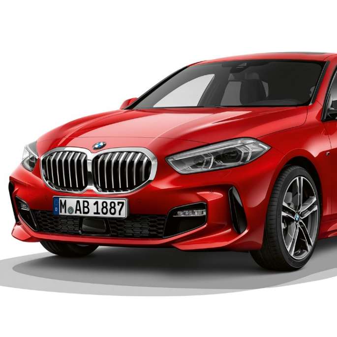 BMW Серия 1 Модел M Sport, три четвърти изглед отпред. BMW Серия 1 Модел M Sport в цвят Melbourne Red metallic, студийна снимка, три четвърти изглед отпред.