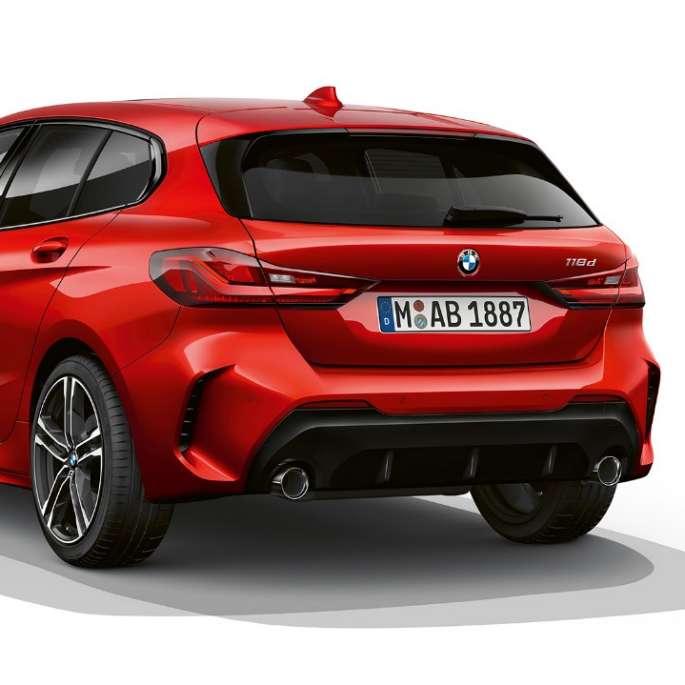 BMW Серия 1 Модел M Sport, три четвърти изглед отзад. BMW Серия 1 Модел M Sport в цвят Melbourne Red metallic, студийна снимка, три четвърти изглед отзад.