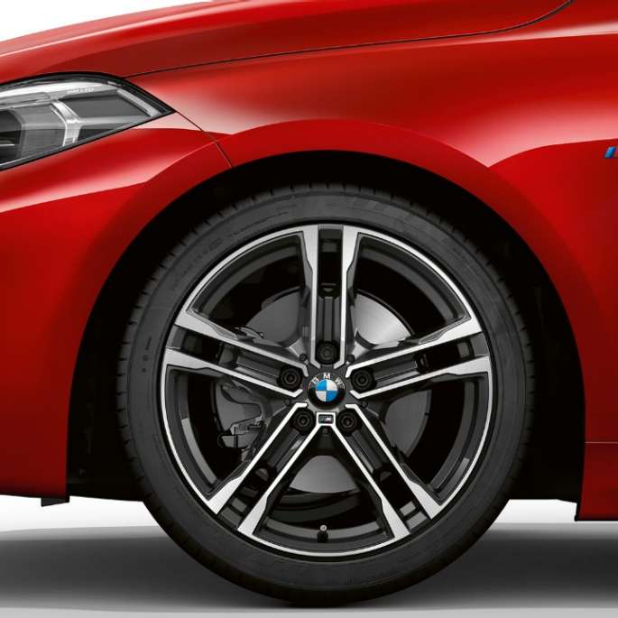 BMW Серия 1 Модел M Sport, страничен изглед отпред. BMW Серия 1 Модел M Sport в цвят Melbourne Red metallic, страничен изглед отпред със 17-инчови алуминиеви джанти с двойни спици 550 M Bicolor.