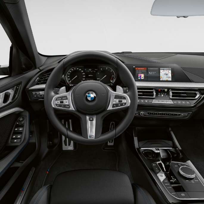 М кожен волан. BMW Серия 1 Модел M Sport, кокпит с М кожен волан.