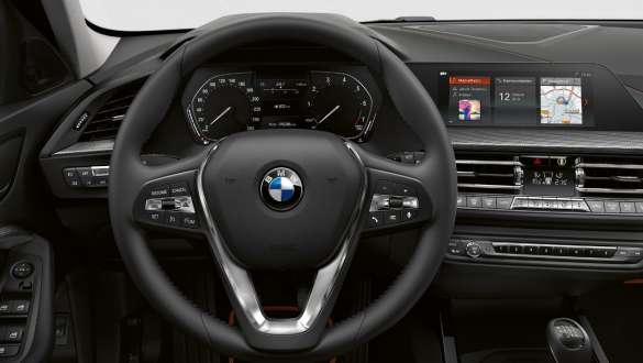 Спортен кожен волан. Кокпит на BMW Серия 1 Модел Sport Line със спортен кожен волан.