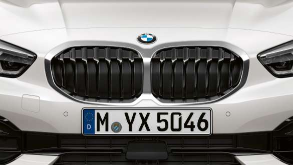 Двойна бъбрековидна радиаторна решетка на BMW Серия 1. Двойна бъбрековидна радиаторна решетка на BMW Серия 1 Модел Sport Line в цвят Mineral White metallic.