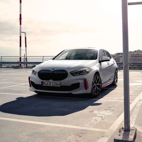 BWM Серия 1 128ti F40 три четвърти изглед BWM Серия 1 128ti F40 три четвърти изглед отпред на паркинг