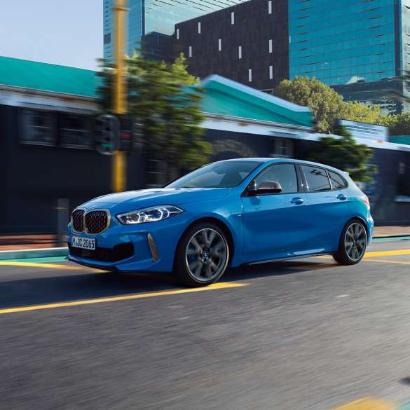 BMW Серия 1, три четвърти изглед отстрани BMW Серия 1 в Misano Blue metallic, три четвърти изглед отстрани в движение.