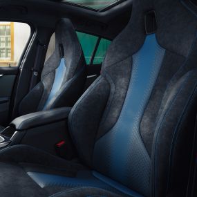 М спортни седалки. Ергономично оформени М спортни седалки в BMW Серия 1 със син контрастен шев и интегрирани подглавници.