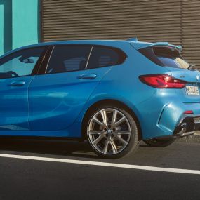 BMW Серия 1, извивка на Хофмайстер. Изглед отстрани на BMW Серия 1 с характерно оформена извивка на Хофмайстер.