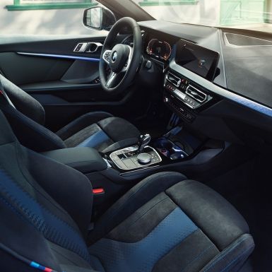 Спортен интериор на BMW Серия 1. BMW Серия 1, кокпит с М спортни седалки, М кожен волан и осветени интериорни лайстни.